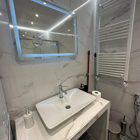 Lydia Luxury Perea